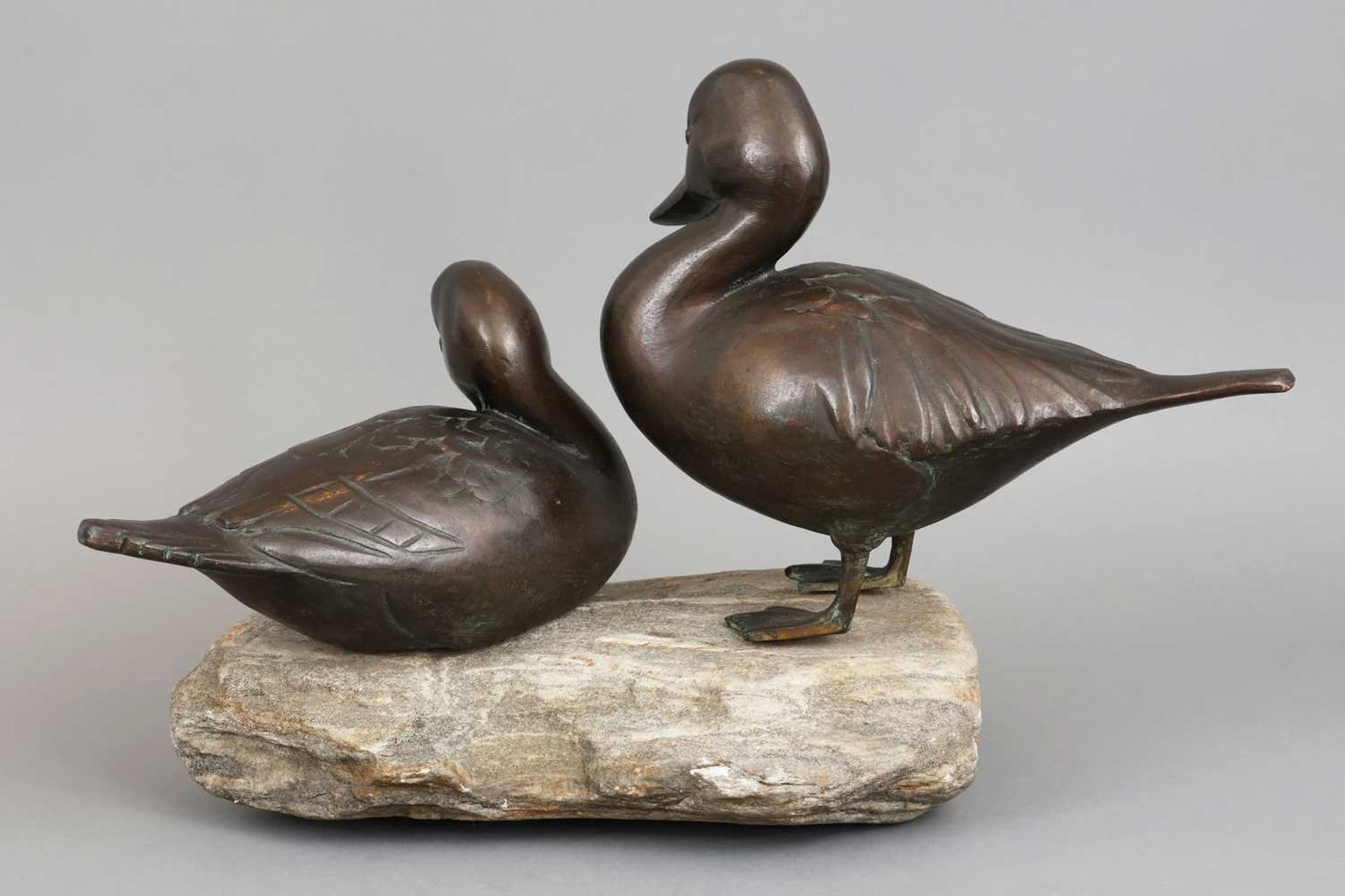 H. THIES (zeitgenössischer deutscher Bildhauer) Kupferfigur "2 Enten" - Bild 2 aus 3