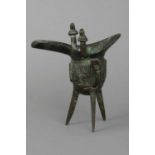 Chinesisches Bronze-Ritualgefäß "Jue" im archaischen Stil