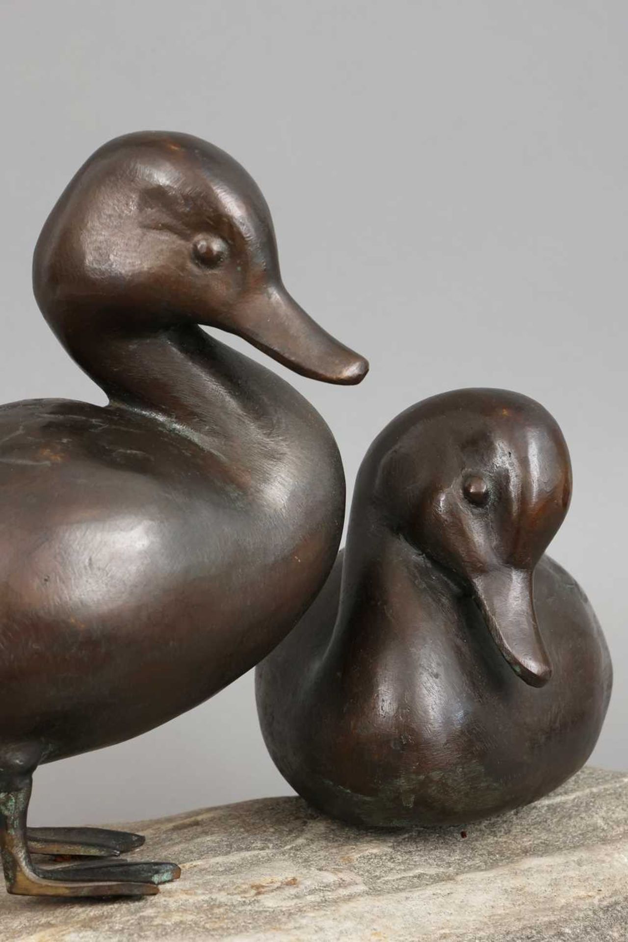 H. THIES (zeitgenössischer deutscher Bildhauer) Kupferfigur "2 Enten" - Bild 3 aus 3