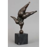 Bronzefigur "Beleibter weiblicher Akt beim Handstand auf Kugel"