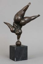 Bronzefigur "Beleibter weiblicher Akt beim Handstand auf Kugel"