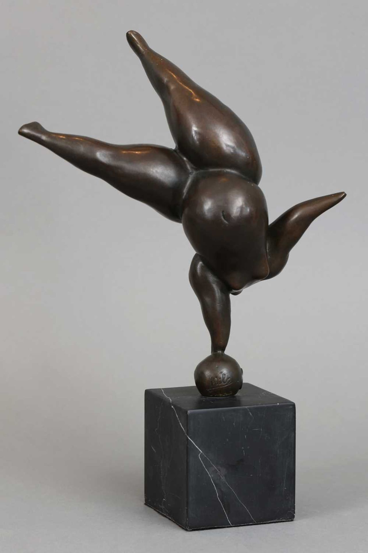 Bronzefigur "Beleibter weiblicher Akt beim Handstand auf Kugel" - Image 2 of 6