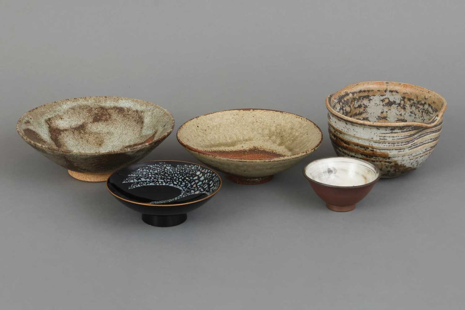 Konvolut japanischer Keramik- und Lackschalen