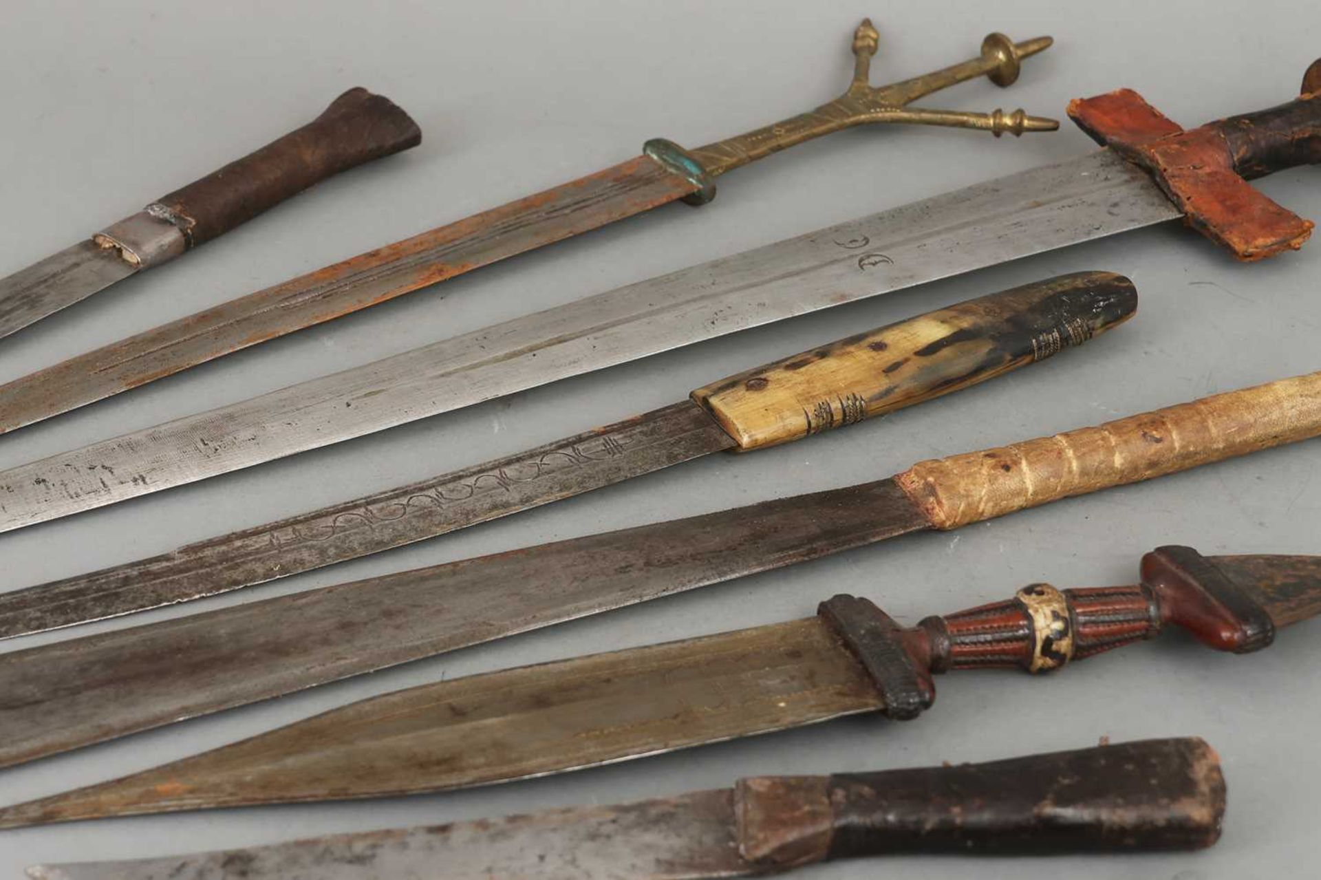Konvolut afrikanisch-arabischer Schwerter und Messer - Image 6 of 6