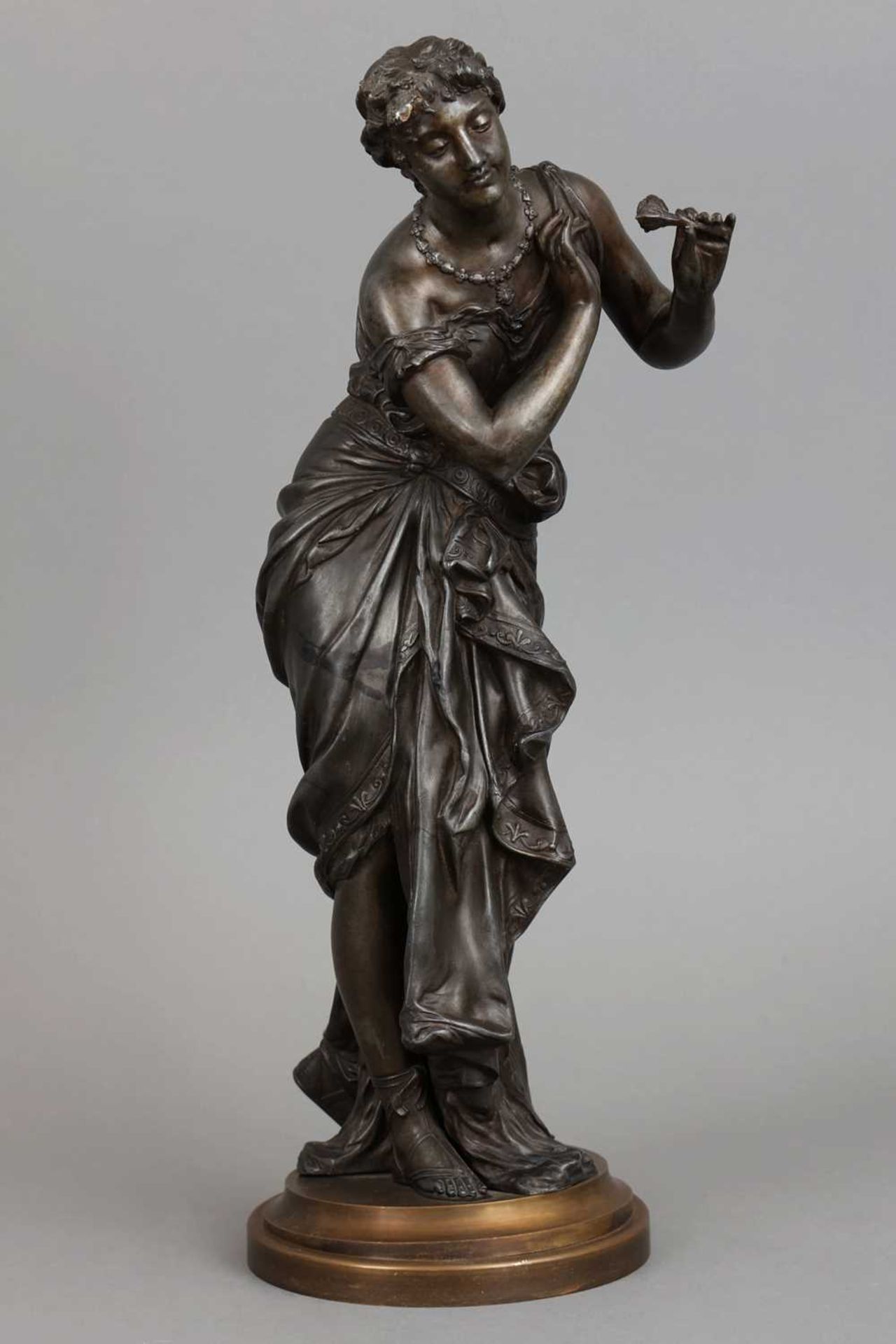 Französische Zinkguss-Figur "Elegante Dame mit Rosen"