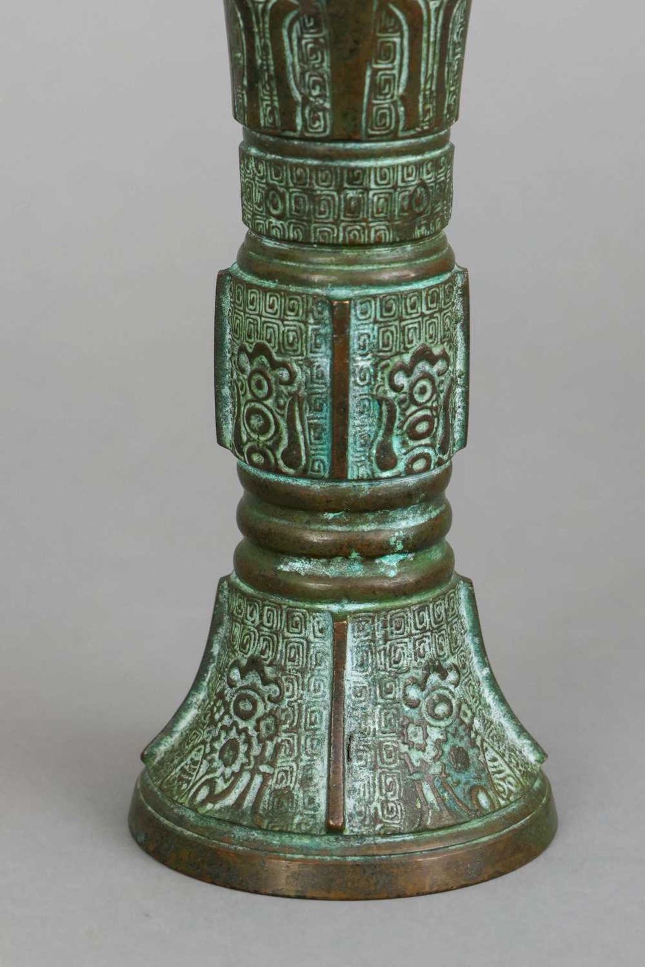 Chinesische Bronze-Vase "Gu" im archaischen Stil - Bild 2 aus 2