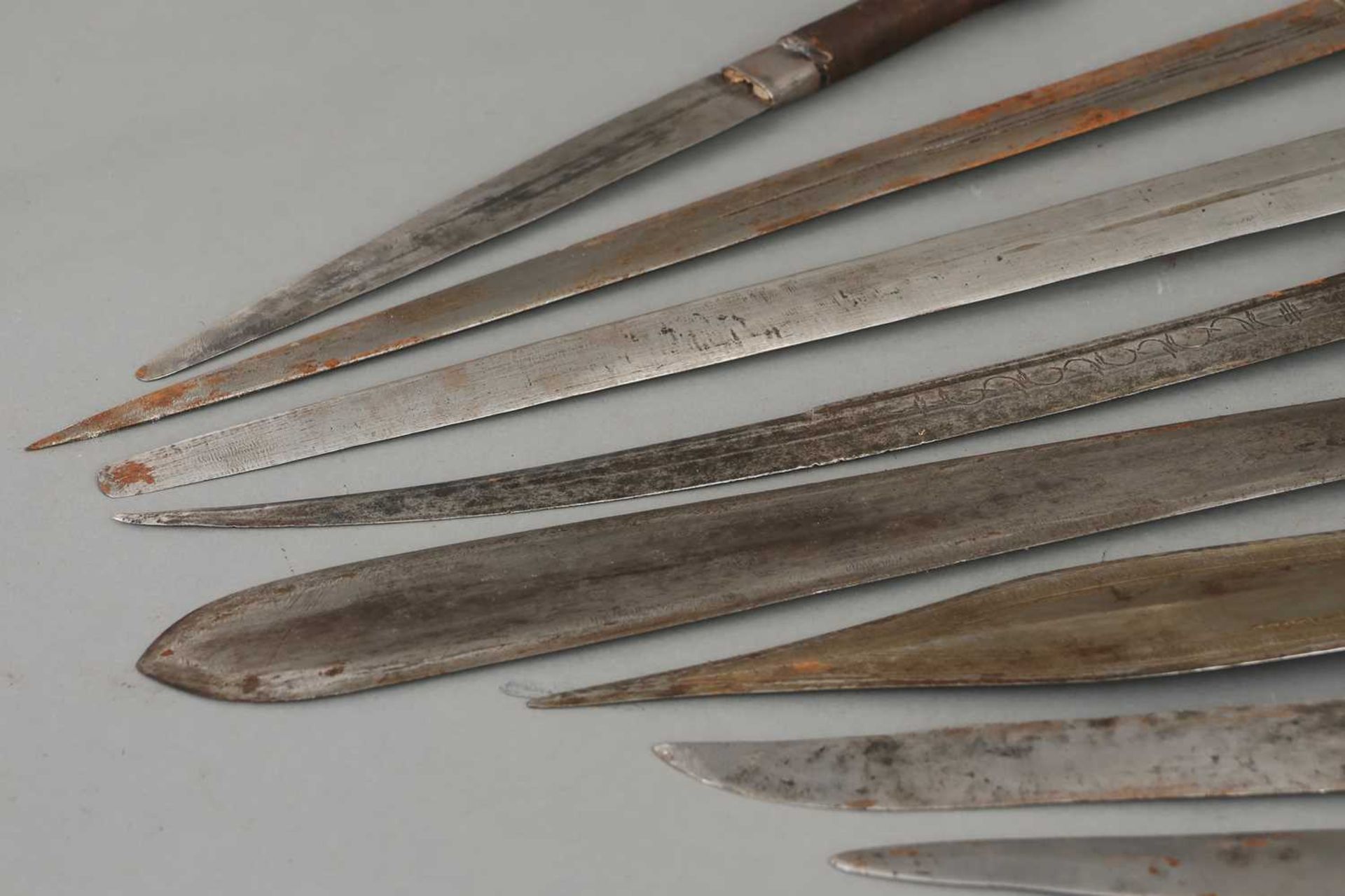 Konvolut afrikanisch-arabischer Schwerter und Messer - Image 5 of 6