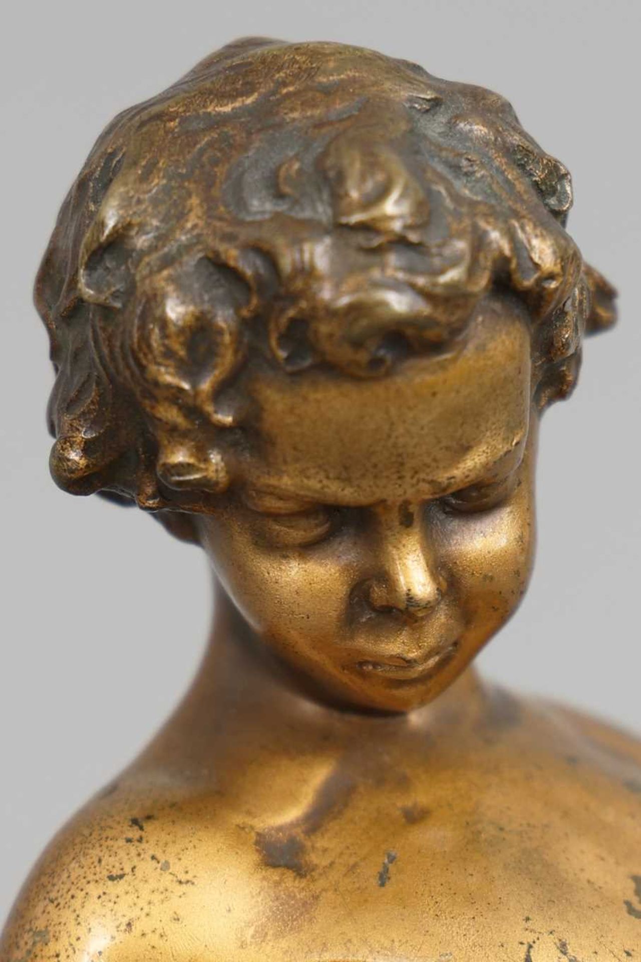 WILHELM THOMASCH (1893-1963) Bronzefigur der Jahrhundertwende "Knabe mit Schirm und Lorbeerkranz" - Image 4 of 5