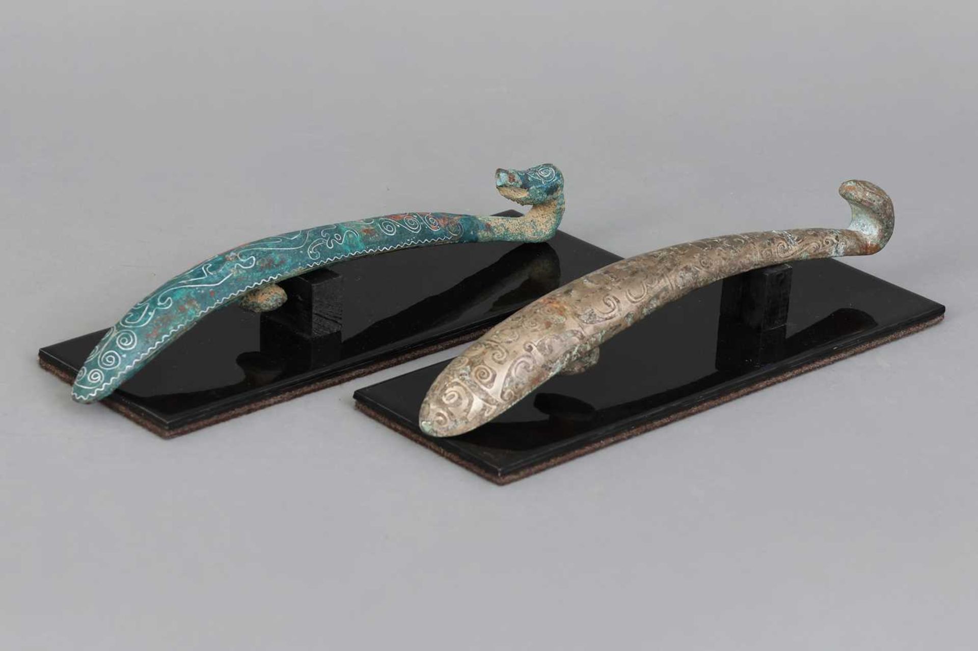2 chinesische Bronze-Fibeln im archaischen Stil - Bild 2 aus 3