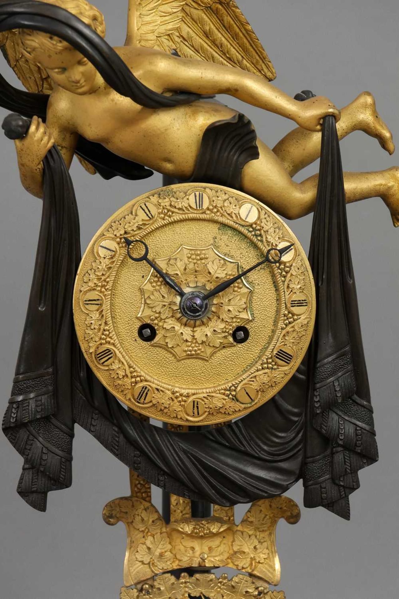 Pendule des französischen Empire mit Figurenstaffage "Fliegender Putto" - Bild 4 aus 5