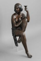 Bronzefigur im Stile des Art Nouveau "Sitzende Tänzerin mit Champagnerglas"