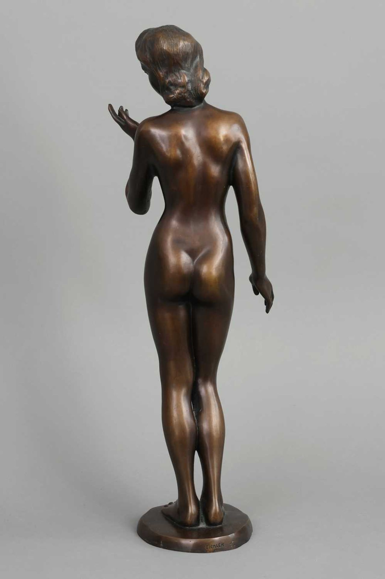 THEODOR EICHLER (1868-1946) Bronzefigur "Stehender weiblicher Akt" - Bild 2 aus 4