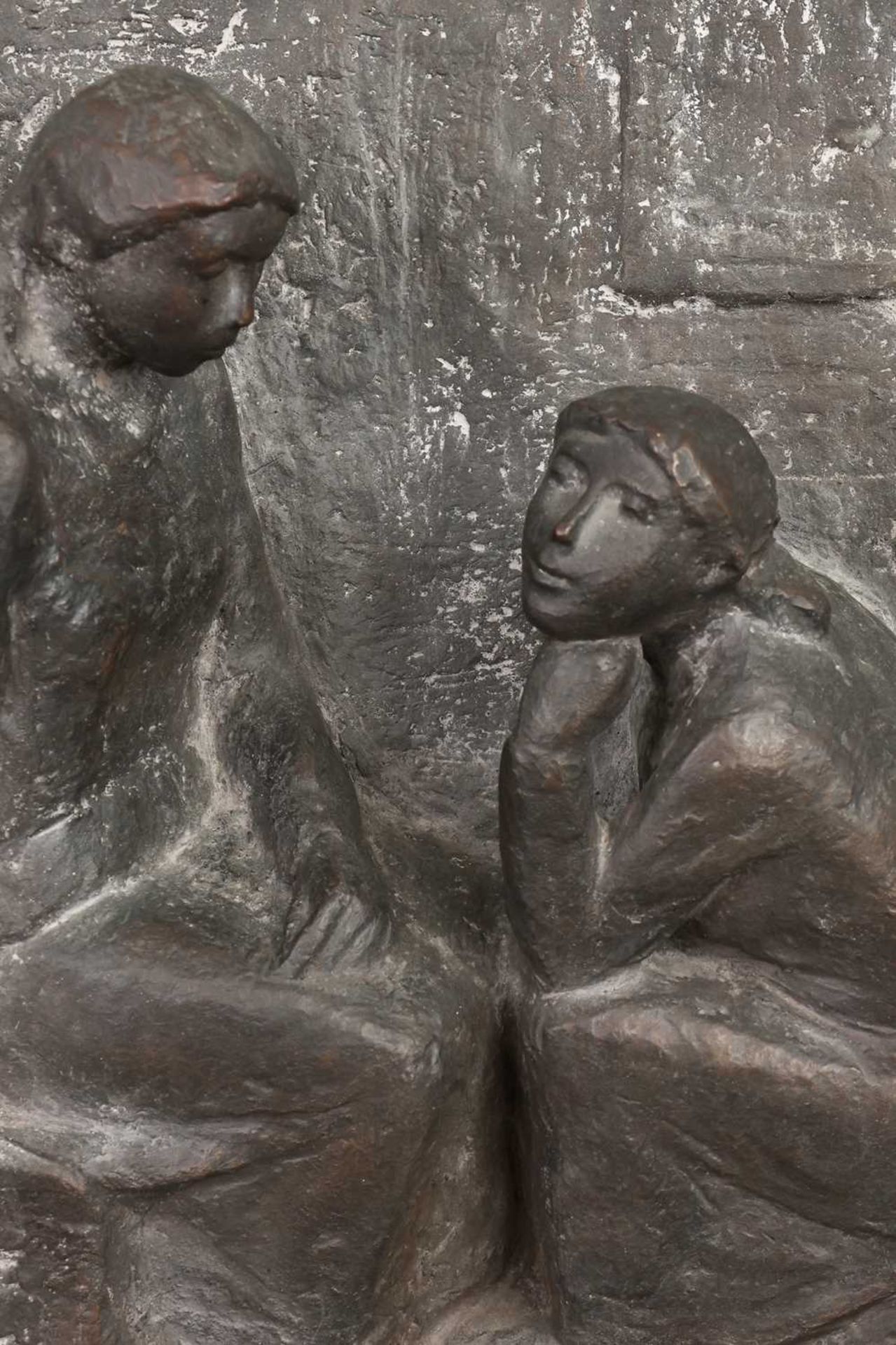 MEIKE LIPP (1926-2015) Bronzerelief "Mutter und Tochter" - Image 3 of 5