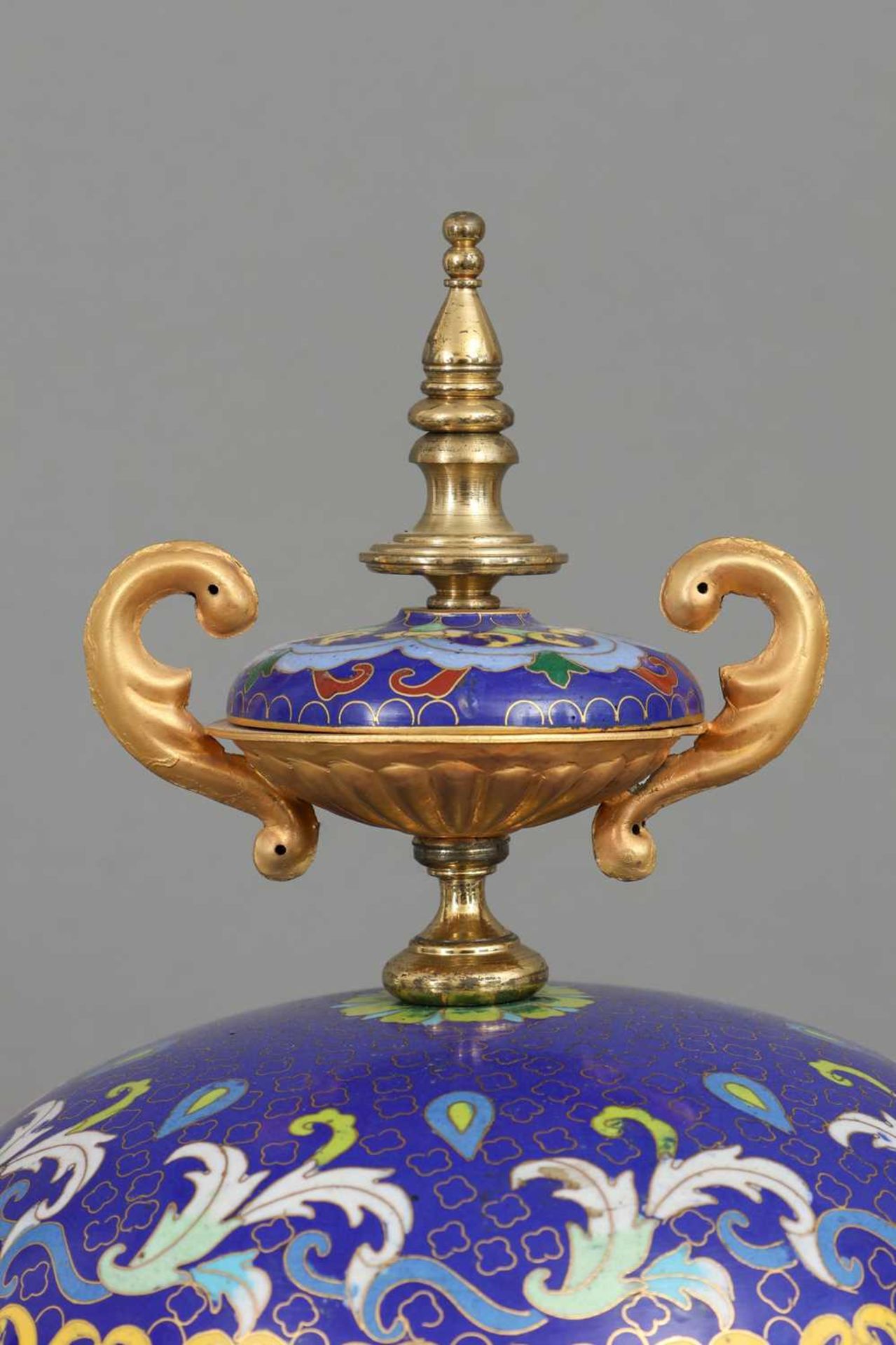 Portaluhr mit Cloisonné-Dekor - Bild 4 aus 4