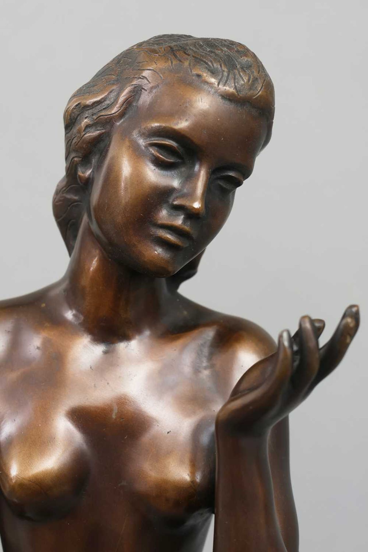 THEODOR EICHLER (1868-1946) Bronzefigur "Stehender weiblicher Akt" - Bild 3 aus 4