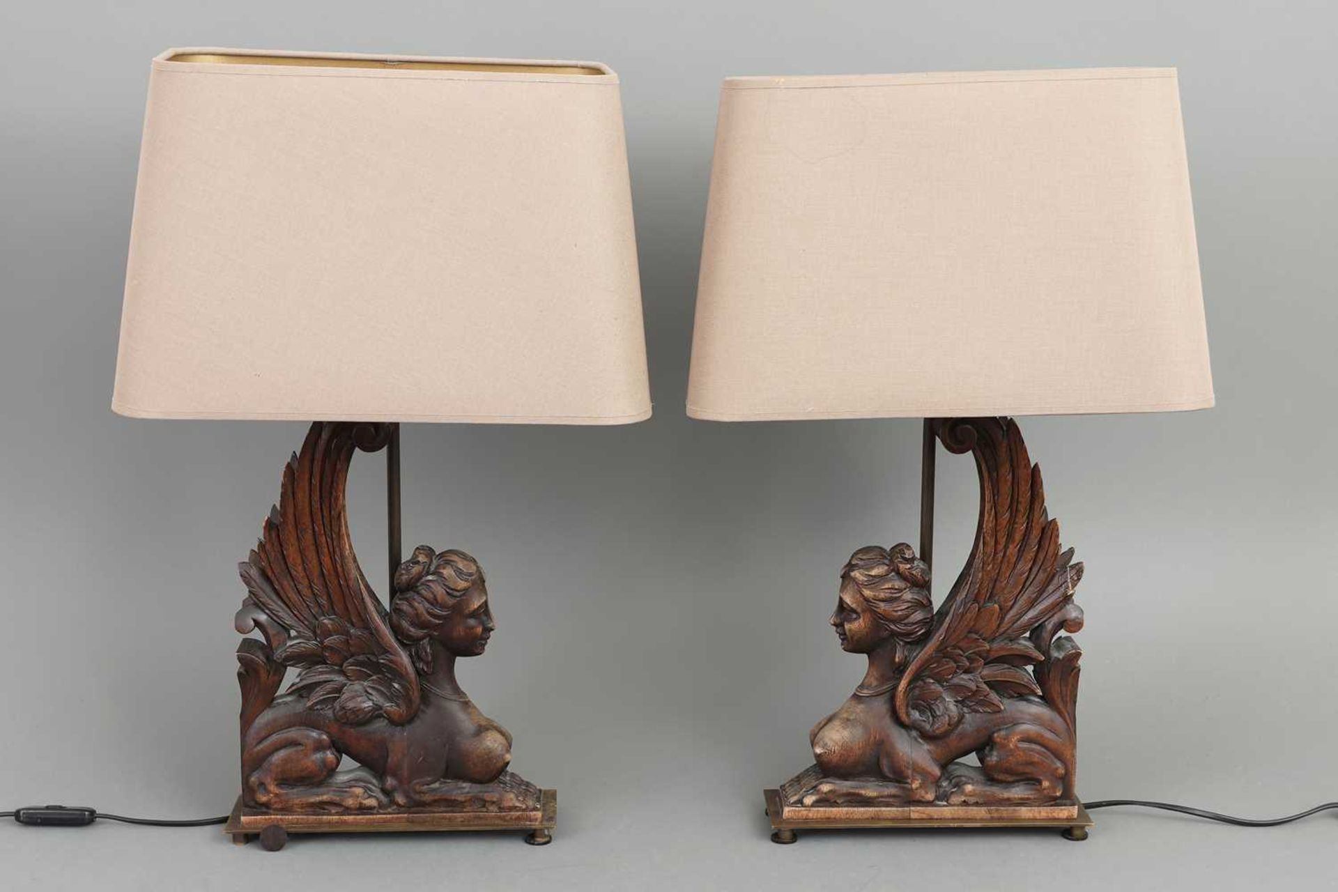 Paar Tischlampen mit geschnitzten Sphinx-Figuren im Stile des Empire
