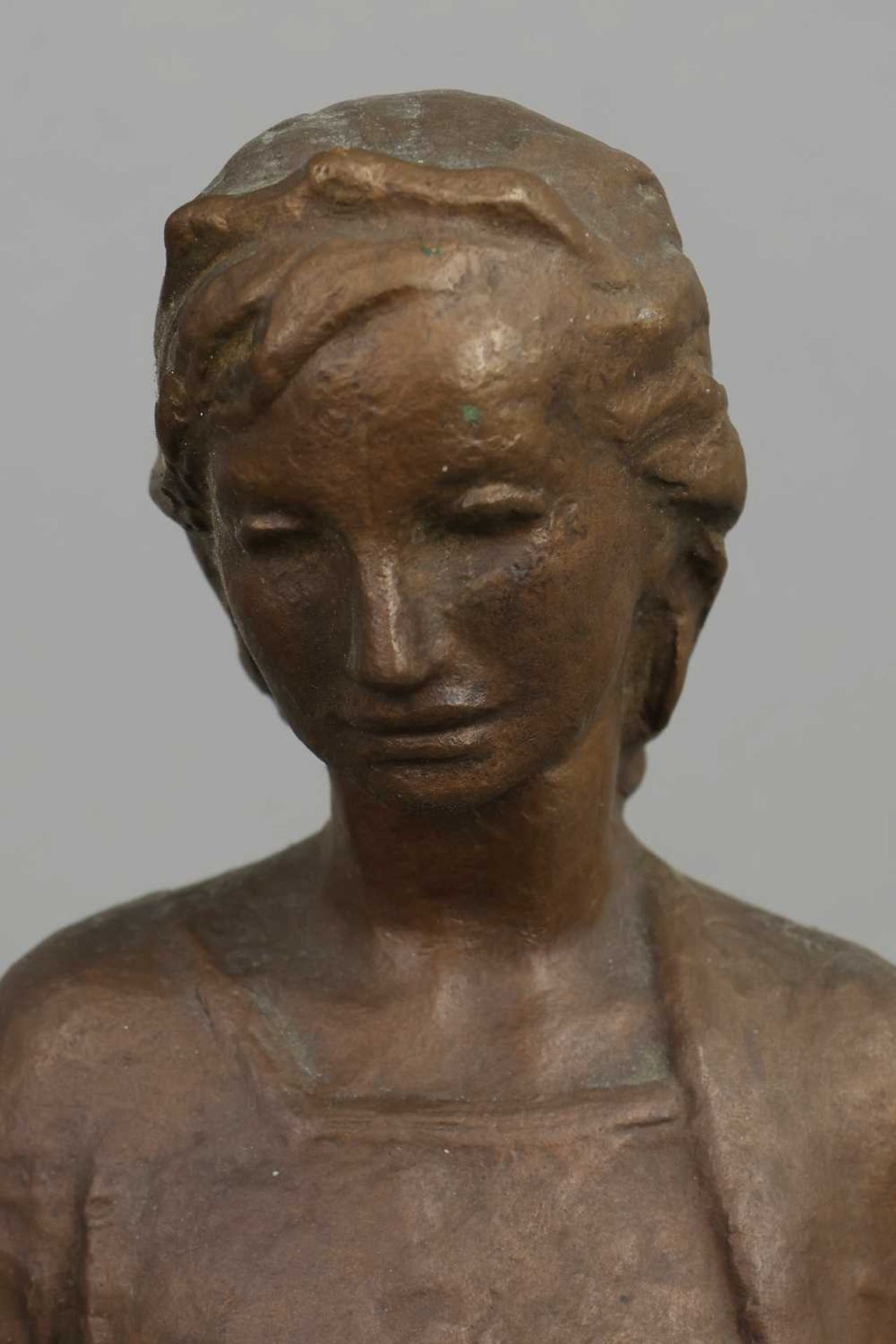 HEINRICH FRIEDRICH MOSHAGE (1896-1968) Bronzefigur "Heilige Barbara" - Bild 2 aus 4