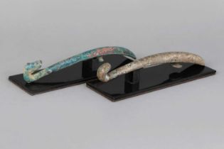 2 chinesische Bronze-Fibeln im archaischen Stil