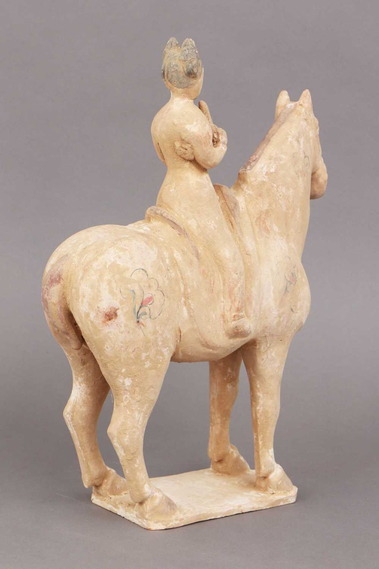 Chinesische Terrakotta-Figur im Stile der Tang-Dynastie ¨"Pferd mit Reiterin¨" - Bild 2 aus 2