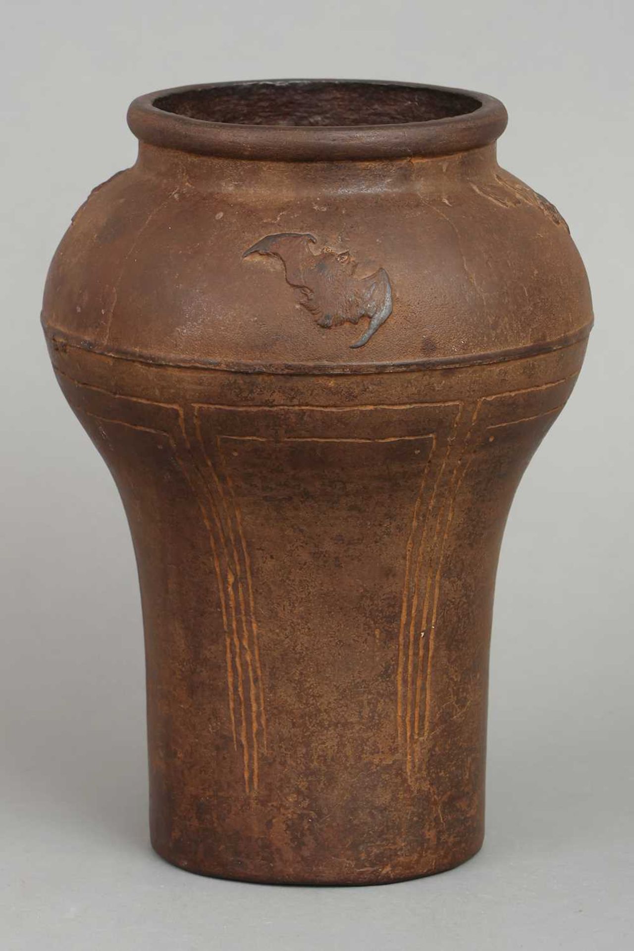 Japanische Eisenguss-Vase in archaischem Stil