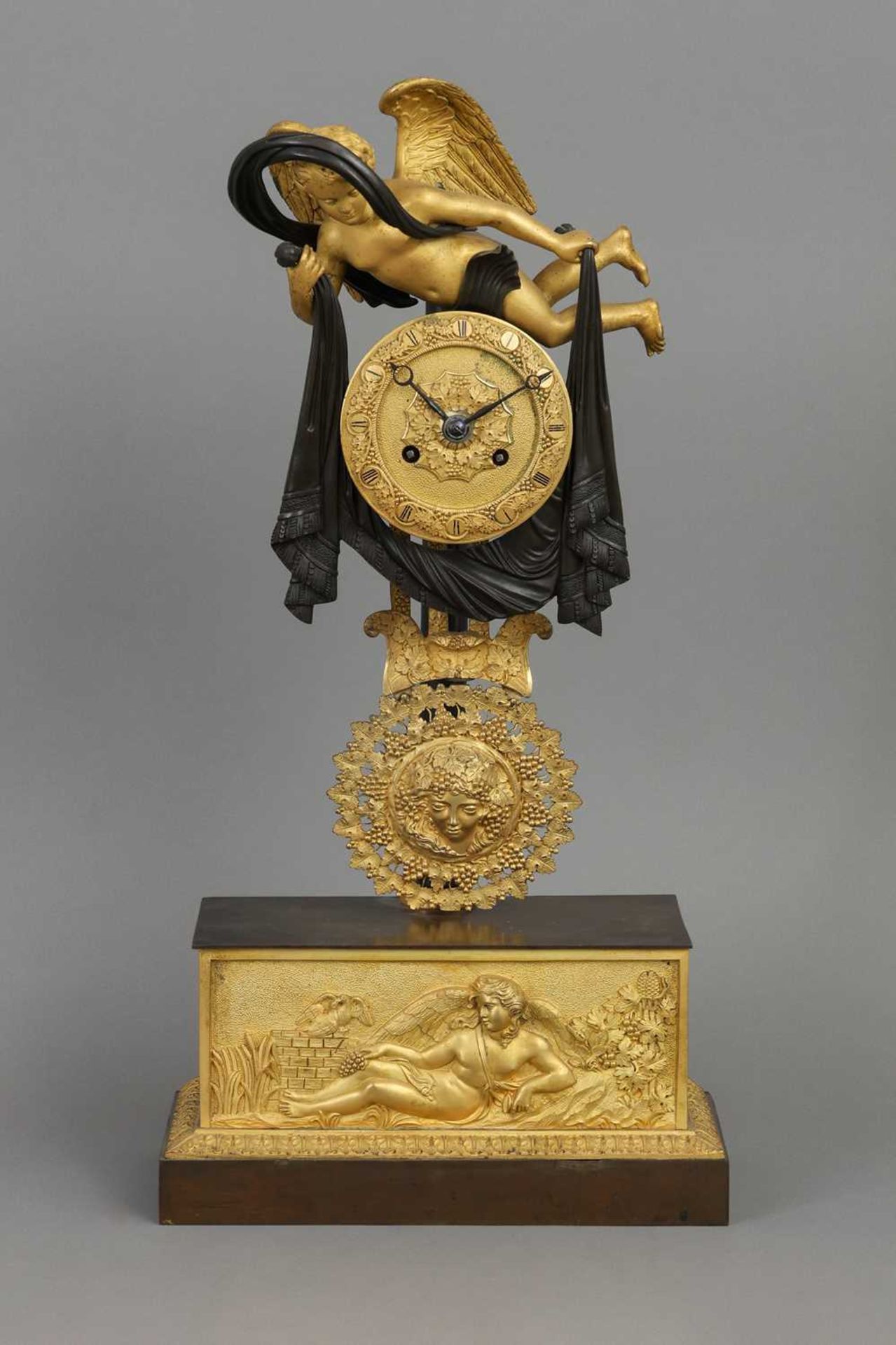 Pendule des französischen Empire mit Figurenstaffage "Fliegender Putto"