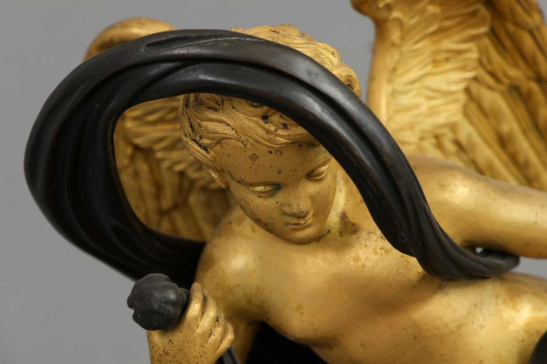 Pendule des französischen Empire mit Figurenstaffage "Fliegender Putto" - Bild 5 aus 5