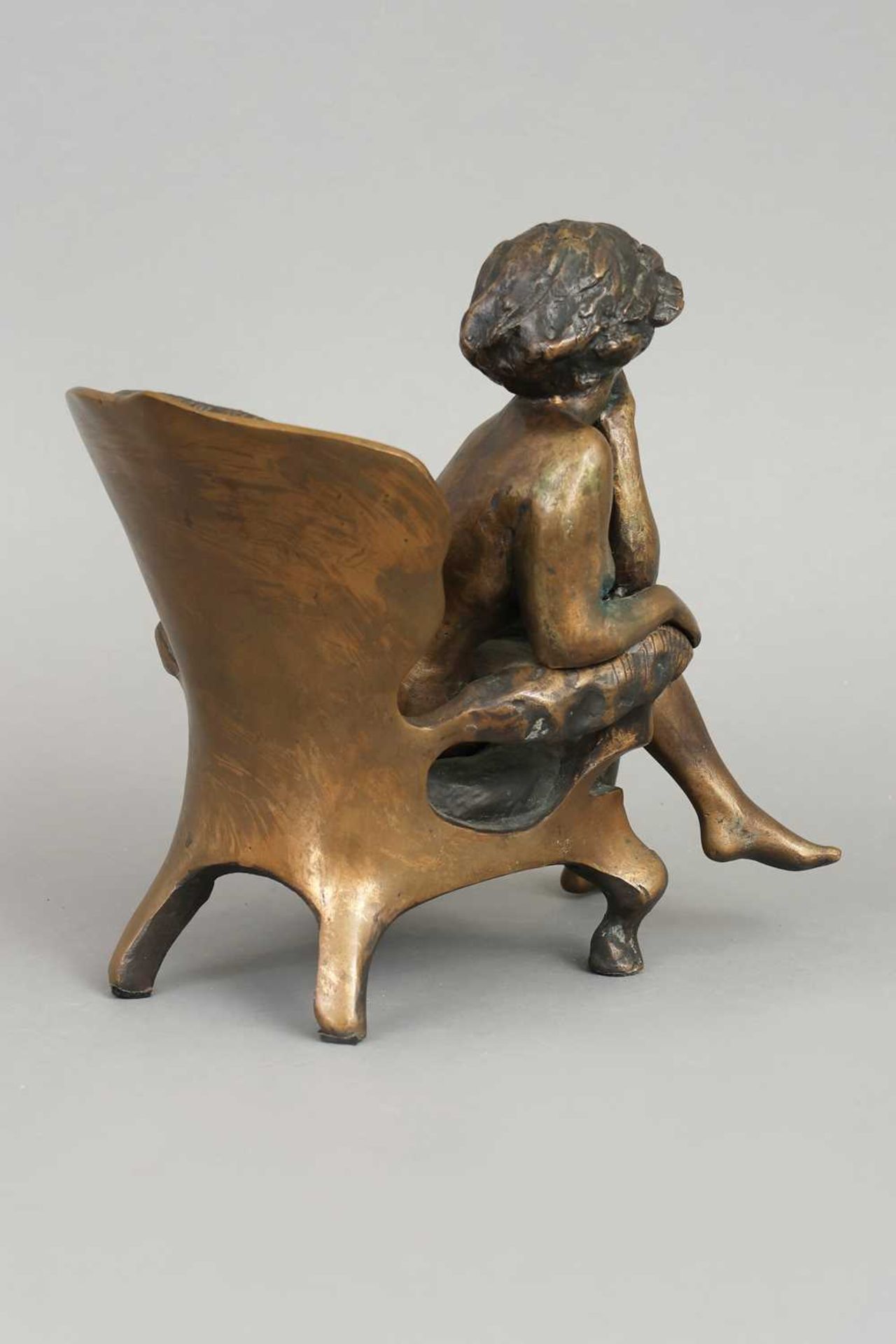 LASZLO KUTAS (1936-2023) Bronzefigur "Auf Armlehnsessel sitzender weiblicher Akt" - Image 2 of 4