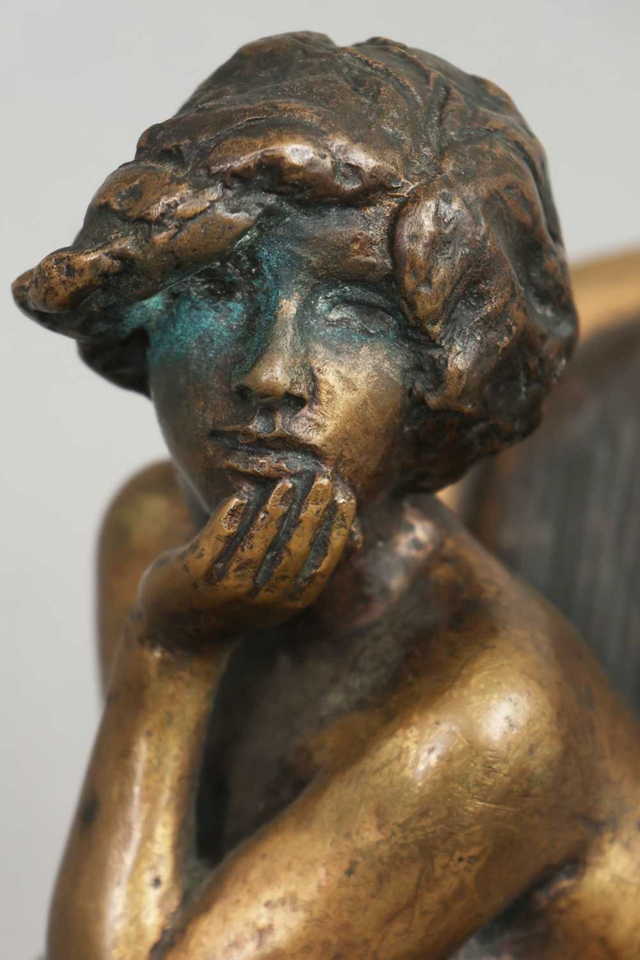 LASZLO KUTAS (1936-2023) Bronzefigur "Auf Armlehnsessel sitzender weiblicher Akt" - Bild 3 aus 4