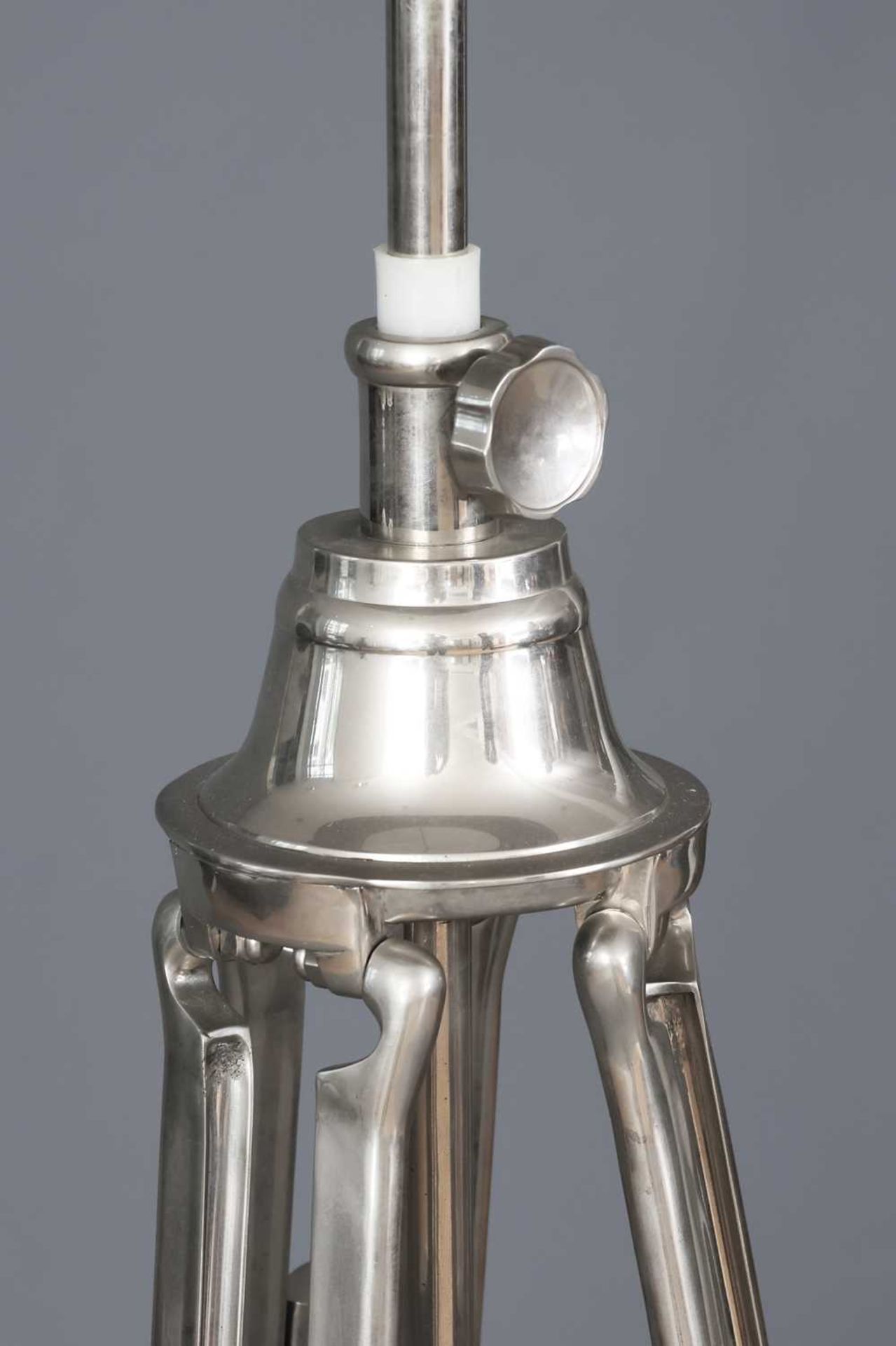 Stehlampe mit Fuß in Form eines 3-beinigen Stativs - Bild 2 aus 3