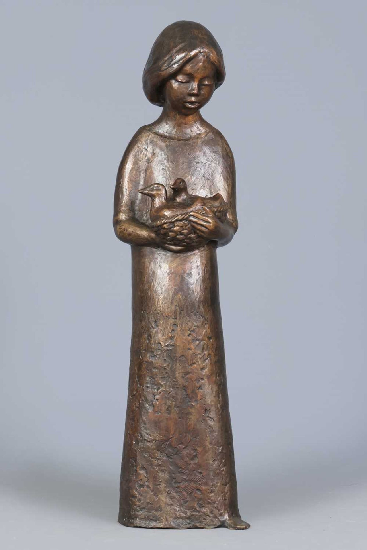 LADISLAV HLINA (* 1947) Bronzefigur "Mädchen mit Entenküken"