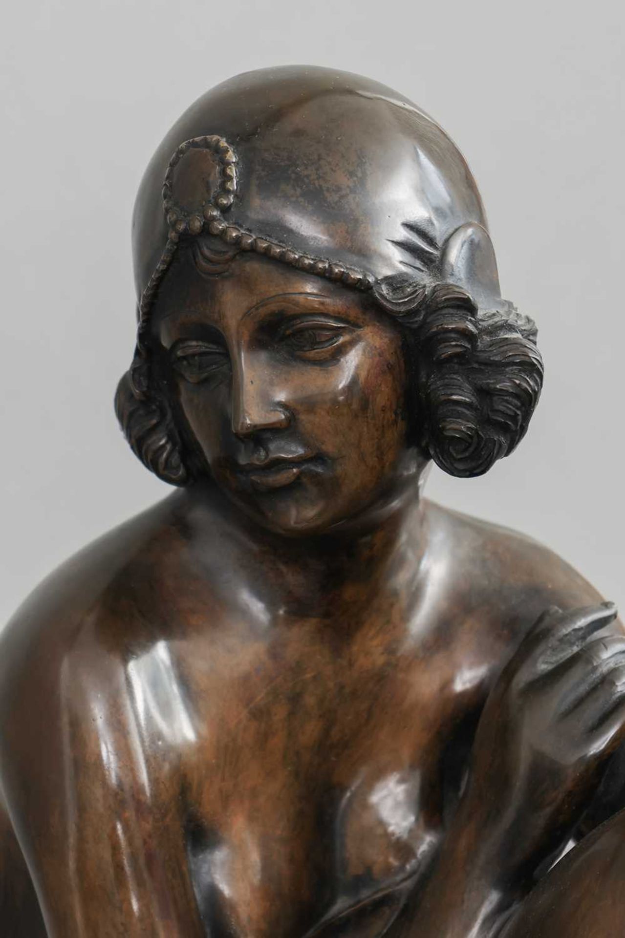 Bronzefigur im Stile des Art Nouveau "Sitzende Tänzerin mit Champagnerglas" - Bild 3 aus 4