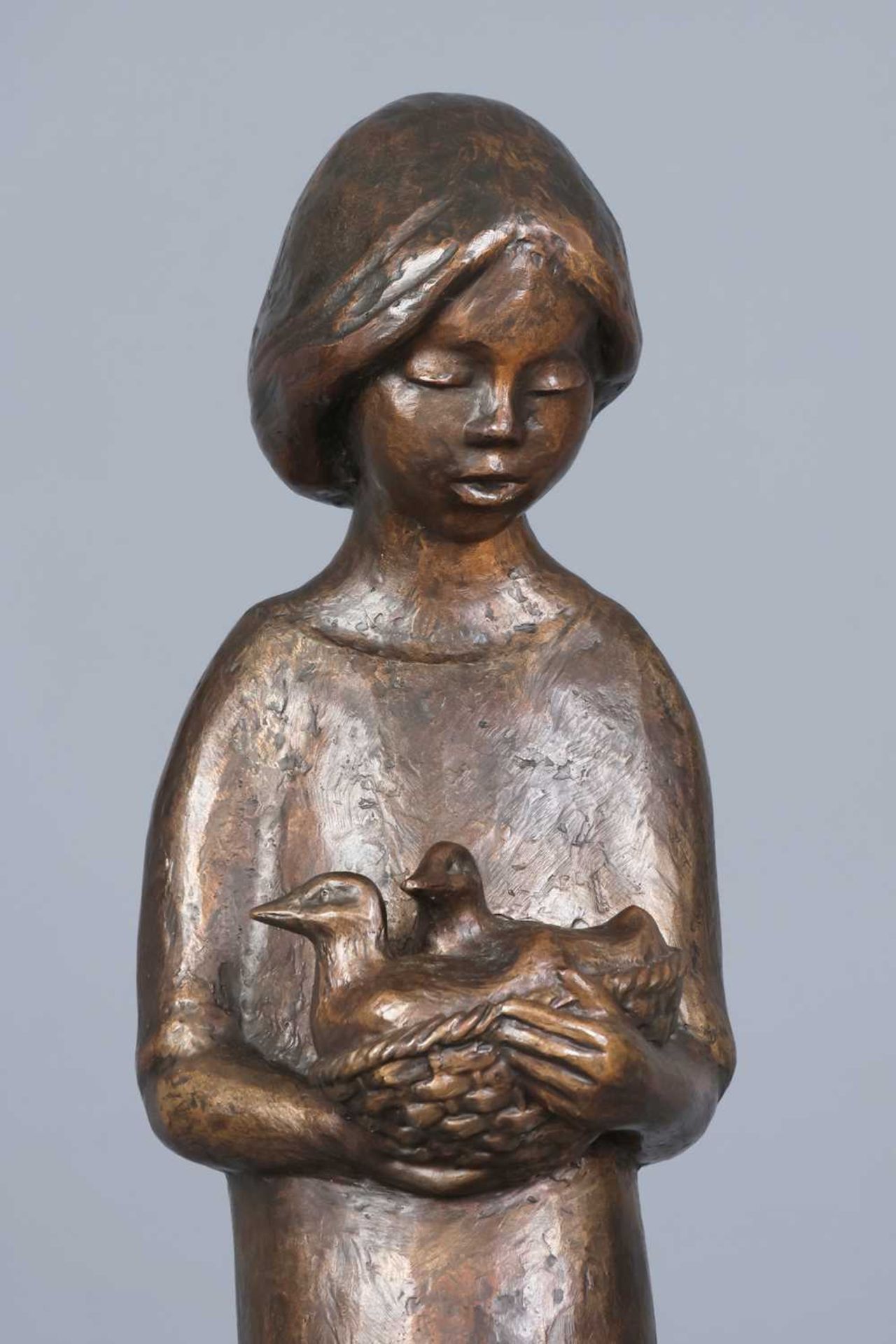 LADISLAV HLINA (* 1947) Bronzefigur "Mädchen mit Entenküken" - Image 3 of 3