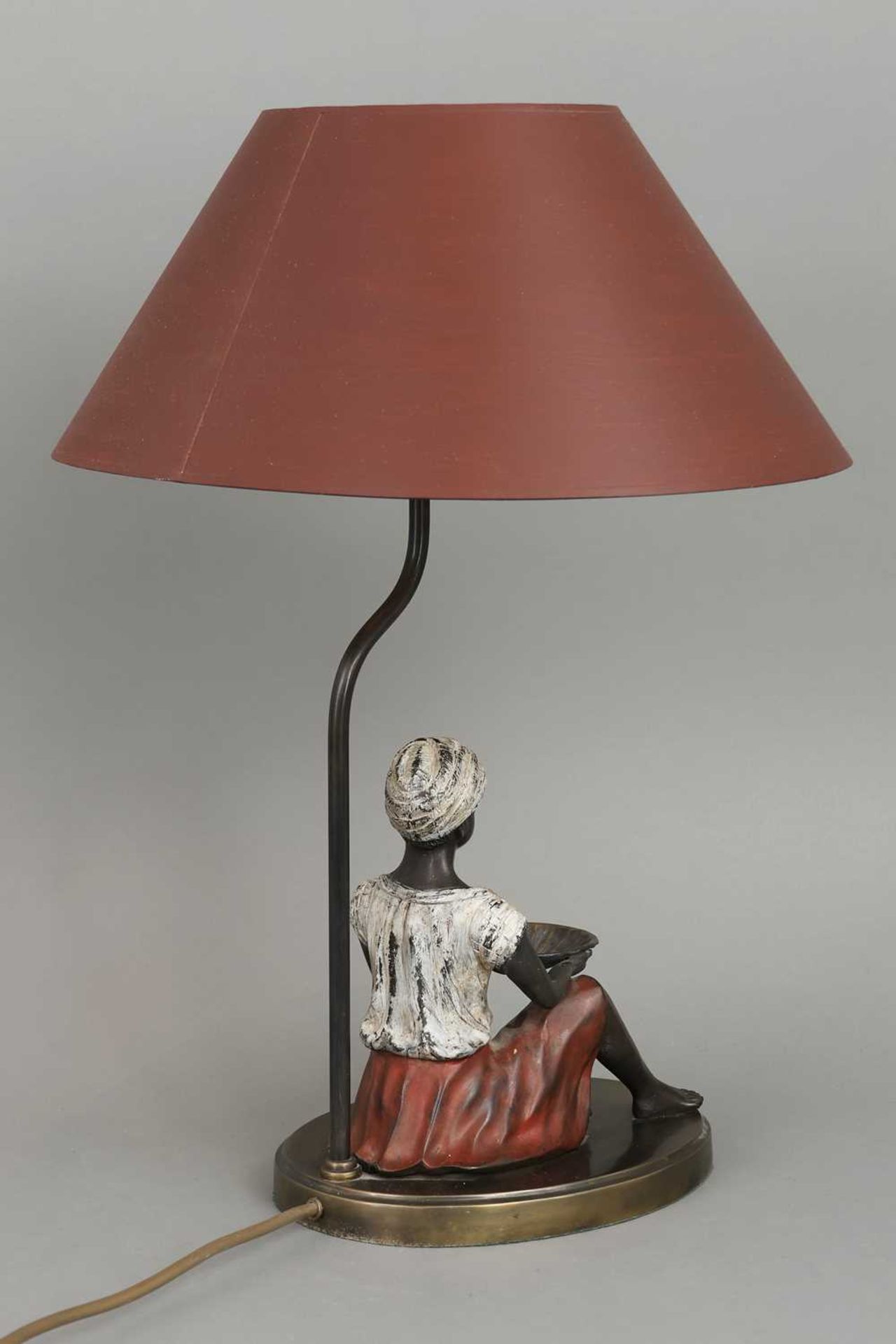 Tischlampe mit Figur eins afrikanischen Lakaien mit Muschelschale - Bild 2 aus 3