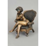 LASZLO KUTAS (1936-2023) Bronzefigur "Auf Armlehnsessel sitzender weiblicher Akt"