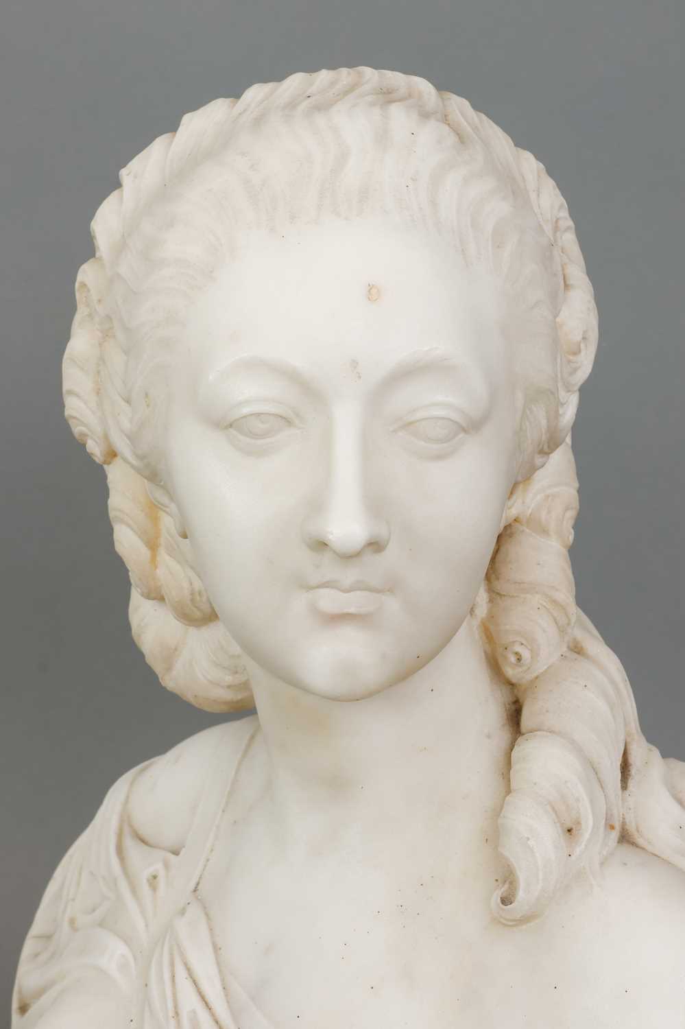 ANONYM, Marmor- und Alabasterbüste "Madame du Barry" - Bild 3 aus 4