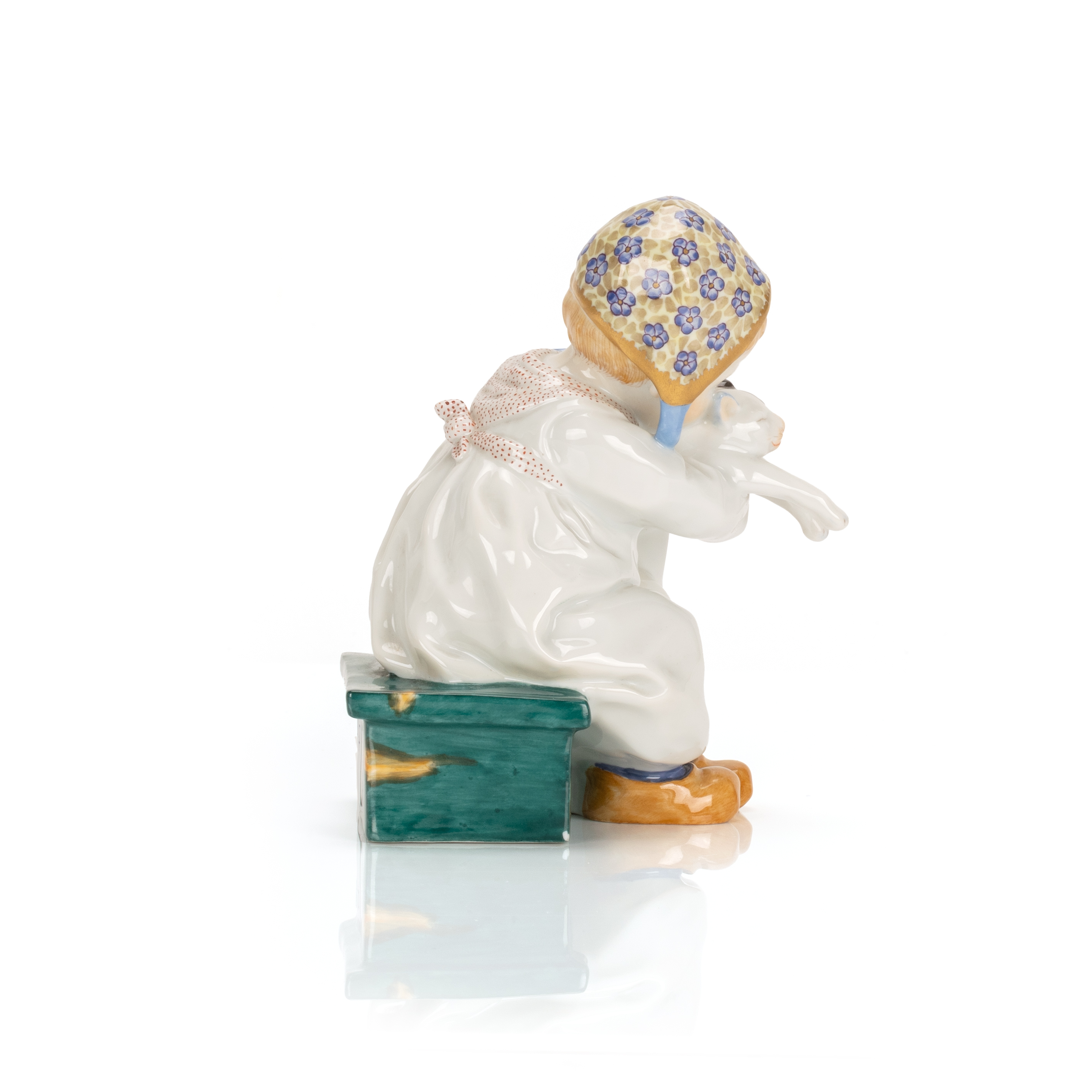 Meissen Hentschelkind 'Mädchen mit Haube, eine Katze in den Armen' - Image 3 of 6