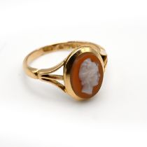 An 18 carat gold shell cameo ring, finger size Q, 3.8 grams gross.