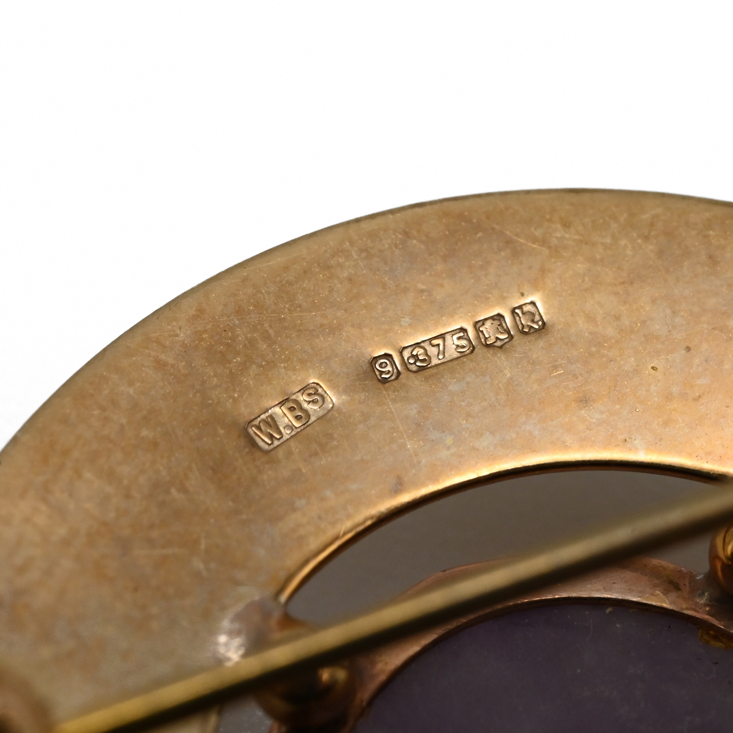 A 9 carat gold hinged bangle; a 9 carat gold brooch; a sweetheart brooch stamped ‘9ct’; 13.6 gram... - Image 3 of 4