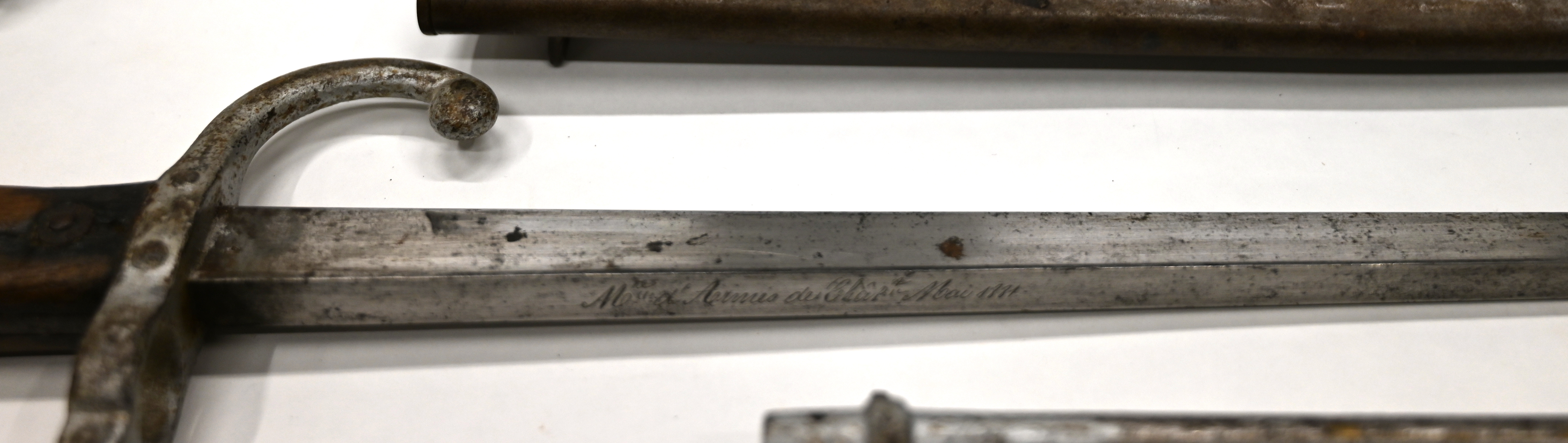 A French Chassepot bayonet with Yataghan blade and scabbard, 1869 with registration numbers to hi... - Image 7 of 8