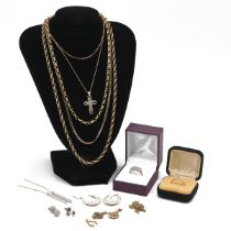 A collection of 9ct gold jewellery to include a rope chain, pair of creole earrings, cluster ring...