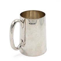 George V silver single handled tankard, with a loop handle and standing on circular base, Sheffie...