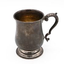 An Edwardian silver tankard, with curved handle and standing on a circular stepped base, Birmingh...