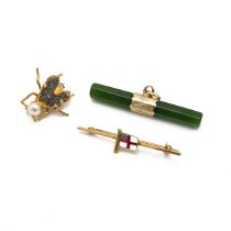 An Edwardian 15ct yellow gold and enamel bar brooch, applied with an enamelled Ensign, approximat...