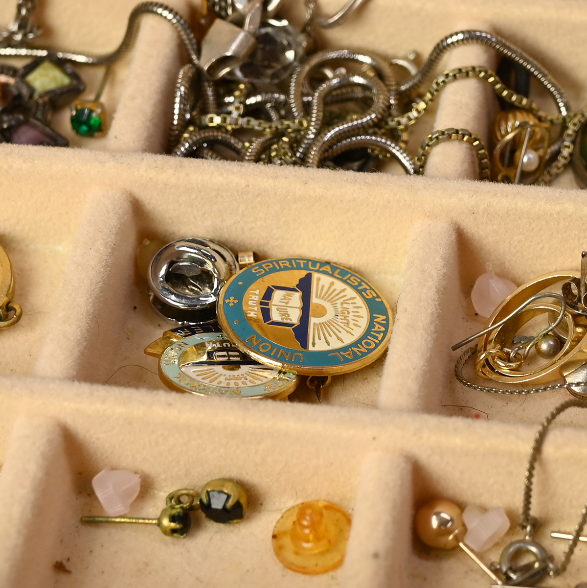 A large collection of costume Jewellery to inlcuding watches, silver neckalces, brooches and othe... - Image 3 of 4