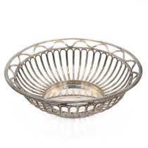 An Edwardian silver wire work fruit bowl, of circular form, with a reeded outline to the border a...