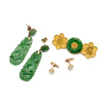A Chinese yellow gold and jade bar brooch, set with a circular panel of jade, flanked by shaped g...