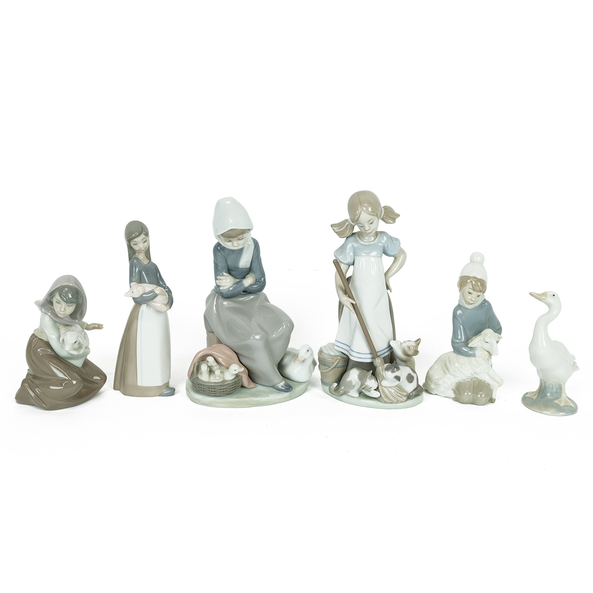 Lladro porcelain figurines to include models by Juan Huerta: "Playful Kittens" no 5233 (1984-2002...