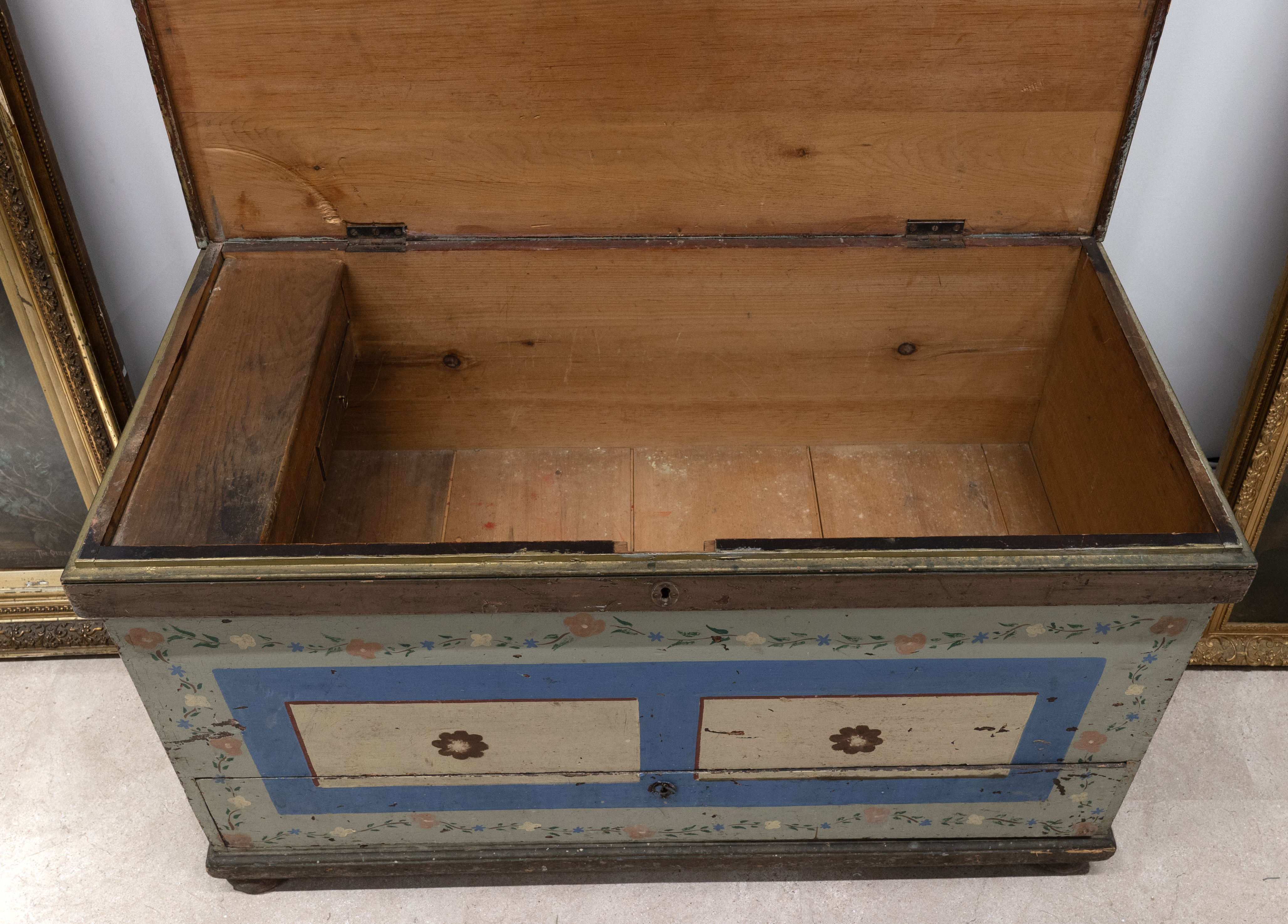 Large 19th century painted pine blanket box with original painted finish. Iron handles to side, s... - Image 4 of 6