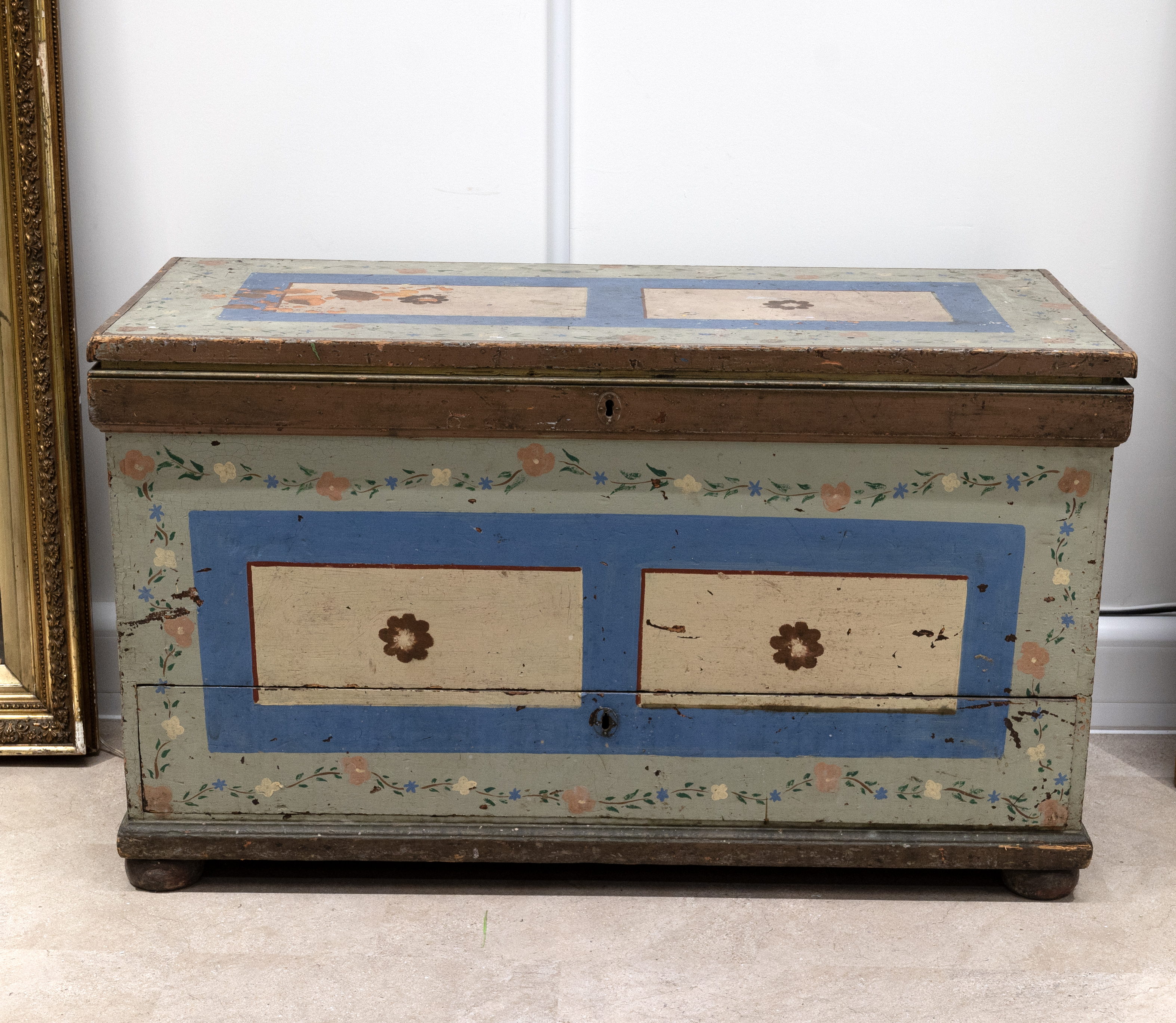 Large 19th century painted pine blanket box with original painted finish. Iron handles to side, s... - Image 2 of 6