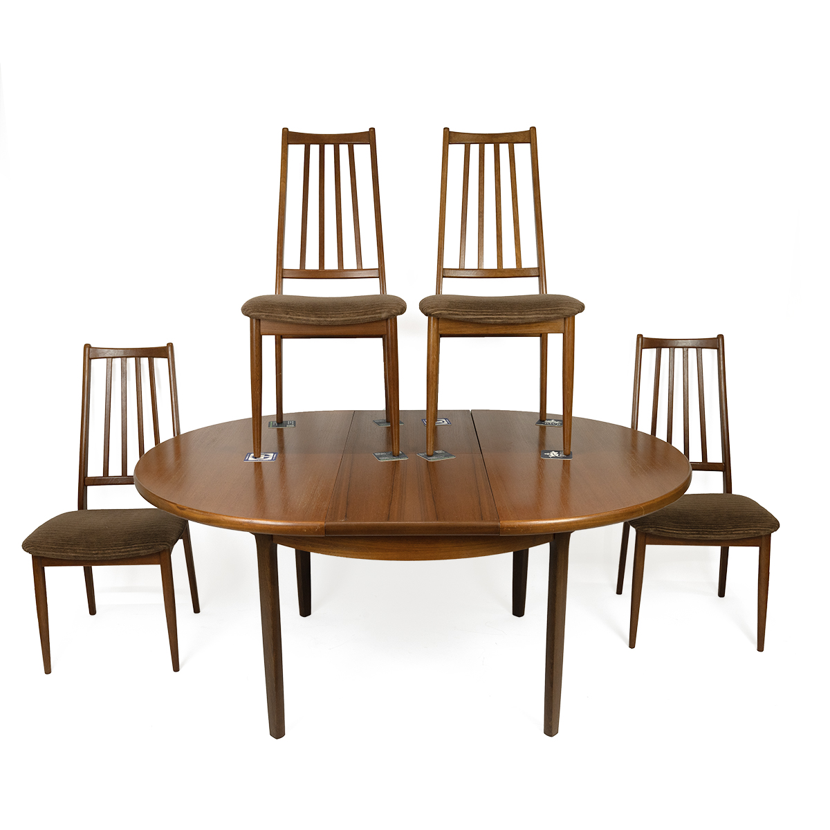 Mid Century 1970s teak circular extending dining table and chairs (4). All unmarked, extra bi-fol... - Image 3 of 4